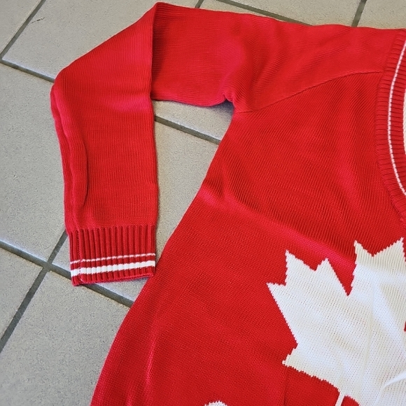 NWT Tipsy Elves Women's Size Small Canada Canadian Maple Leaf Vneck Sweater - Picture 3 of 11